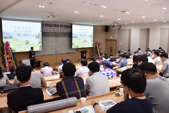 사단법인 한국습지학회가 '습지관리와 보존 그리고 수자원'을 주제로 지난 26일 인하대 60주년기념관에서 정기학술발표대회를 개최했다. 한국습지학회는 1998년 8월 설립돼 람사르 국제총회의 한국 유치, 환경부 및 해양수산부와 공동으로 세계 습지의 날 행사 주관 등 다양한 활동을 하고 있으며, 매년 학계·정부·기업·NGO 등이 참가하는 학술발표대회를 개최해 습지보전의 중요성을 널리 알리고 있다. 인하대 제공